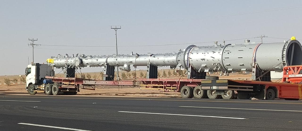 صورة توضيحية لخدمة نقل المواسير والأنابيب العملاقة في النقل الثقيل صورة توضيحية لخدمة نقل المواسير والأنابيب العملاقة في النقل الثقيل
